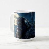 Bigfoot mit leuchtenden Augen und Eule auf der Sch Kaffeetasse (Vorderseite Links)