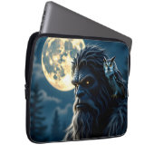 Bigfoot mit leuchtenden Augen und Eule auf der Sch Laptopschutzhülle (Vorne Rechts)