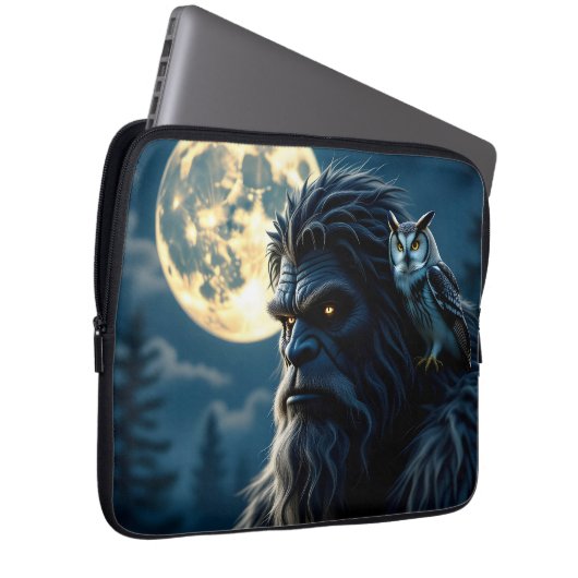 Bigfoot mit leuchtenden Augen und Eule auf der Sch Laptopschutzhülle (Vorne Rechts)