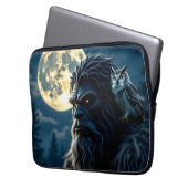 Bigfoot mit leuchtenden Augen und Eule auf der Sch Laptopschutzhülle (Vorderseite Links)