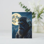 Bigfoot mit leuchtenden Augen und Eule auf der Sch Postkarte (Stehend Vorderseite)