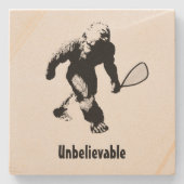 Bigfoot mit Racquetball-Racket und Text Steinuntersetzer (Vorderseite)