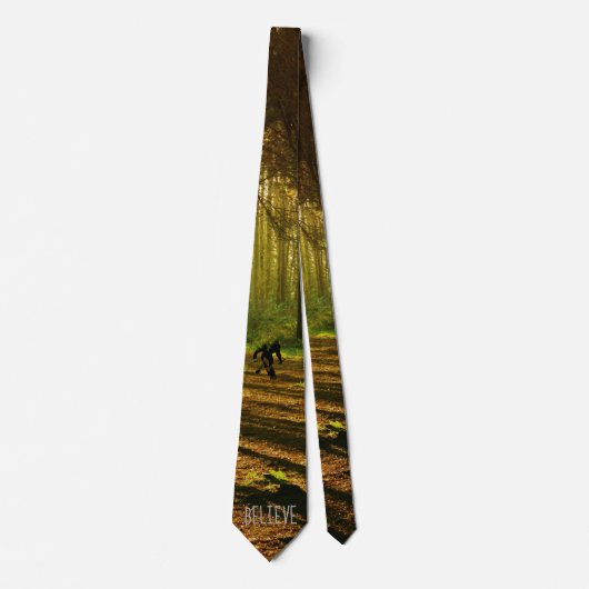 Bigfoot mit Tennis Racquet im Wald Krawatte (Vorderseite)