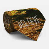 Bigfoot mit Tennis Racquet im Wald Krawatte (Gerollt)