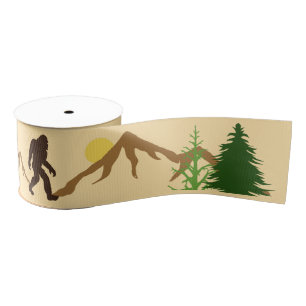 Bigfoot Mountains und Forest Pine Trees Gemustert Ripsband