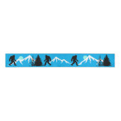 Bigfoot Mountains und Forest Pine Trees Winter Ripsband (Vorderseite)