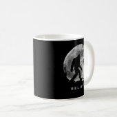Bigfoot Night Full Moon Ich glaube Sasquatch Men K Kaffeetasse (VorderseiteRechts)