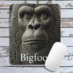 Bigfoot oder Sasquatch Nah Mousepad<br><div class="desc">Sasquatch Bigfoot Gorilla Gesicht in schwarz-weiß ai Kunst.</div>