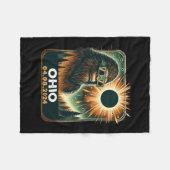 Bigfoot Ohio Total Solar Eclipse 2024 mit Eclipse Fleecedecke (Vorderseite (Horizontal))