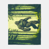 Bigfoot Out für einen Waldspaziergang Sasquatch Fleecedecke (Vorderseite)