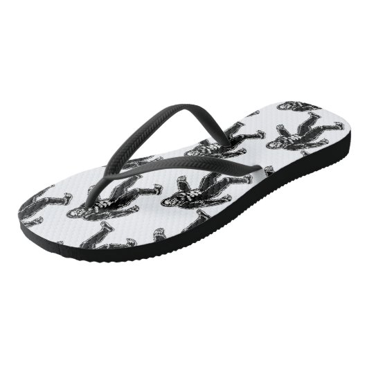 Bigfoot Pattern Schwarz-weiß Sasquatsche Monster Badesandalen (Schrägansicht)
