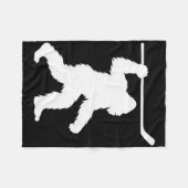 Bigfoot Plays Hockey Funny Sasquatch Sports  Fleecedecke (Vorderseite (Horizontal))