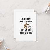 BIGFOOT PLAYS SOCCER KARTE (Vorderseite/Rückseite Beispiel)