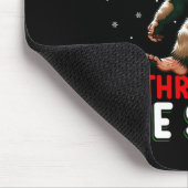 Bigfoot quatschen durch die schneebedeckte Weihnac Mousepad (Ecke)