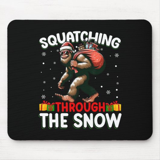 Bigfoot quatschen durch die schneebedeckte Weihnac Mousepad (Vorne)