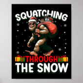 Bigfoot quatschen durch die schneebedeckte Weihnac Poster (Vorne)