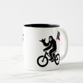Bigfoot Radfahren georgische Flagge Zweifarbige Tasse (VorderseiteRechts)