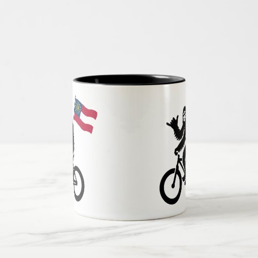 Bigfoot Radfahren georgische Flagge Zweifarbige Tasse (Mittel)