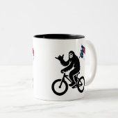Bigfoot-Radfahren North Carolina-Flagge Zweifarbige Tasse (VorderseiteRechts)