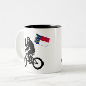 Bigfoot-Radfahren North Carolina-Flagge Zweifarbige Tasse (Vorderseite Links)