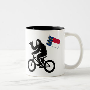 Bigfoot-Radfahren North Carolina-Flagge Zweifarbige Tasse