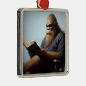 Bigfoot Reading Ornament Aus Metall (Rechts)