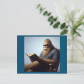 Bigfoot Reading Postkarte (Stehend Vorderseite)