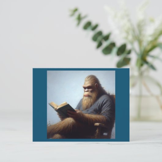 Bigfoot Reading Postkarte (Stehend Vorderseite)