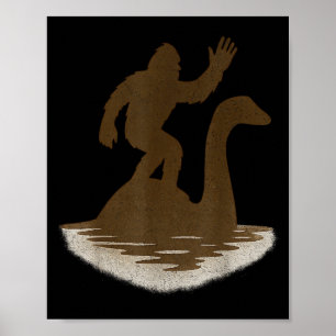 Bigfoot reitet auf dem Loch Ness Monster Lustiger  Poster
