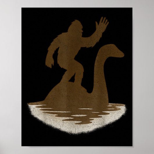 Bigfoot reitet auf dem Loch Ness Monster Lustiger Poster (Vorne)