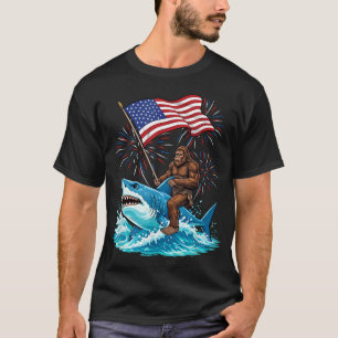 Bigfoot Reitet Auf Einem Hai 4. Juli US-Flagge Fre T-Shirt