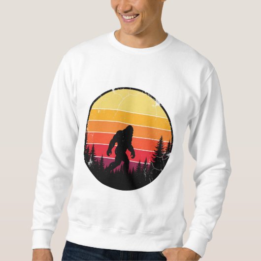 Bigfoot Retro Sunset – Vintage Forest Silhouette Sweatshirt (Vorderseite)