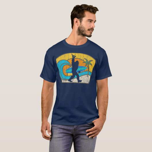 Bigfoot Retro Surfgeschenk für Shaka Aloha Typ T-Shirt (Vorne ganz)