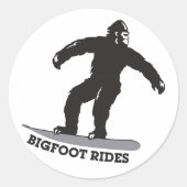 Bigfoot Rides! Runder Aufkleber (Vorderseite)
