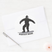 Bigfoot Rides! Runder Aufkleber (Umschlag)