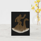 Bigfoot Riding Loch Ness Monster Funny Sasquatch  Karte (Gelbe Blume)