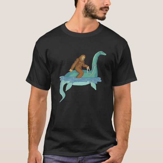 Bigfoot Riding Nessie Sasquatch Loch Ness Monster T-Shirt (Vorderseite)