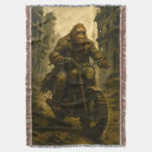 Bigfoot Riding Through a Post-Apocalyptic City Decke (Vorderseite Vertikal)