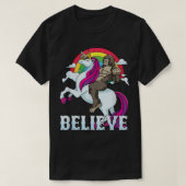 Bigfoot Riding Unicorn Rainbow Sasquatch Glaube G T-Shirt (Design vorne)