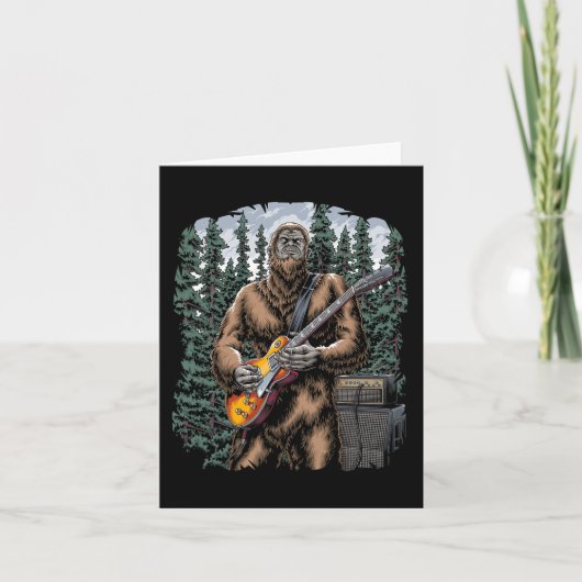 Bigfoot Rockin mit seiner Gitarre draußen - Wald J Karte (Vorderseite)