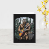 Bigfoot Rockin mit seiner Gitarre draußen - Wald J Karte (Gelbe Blume)