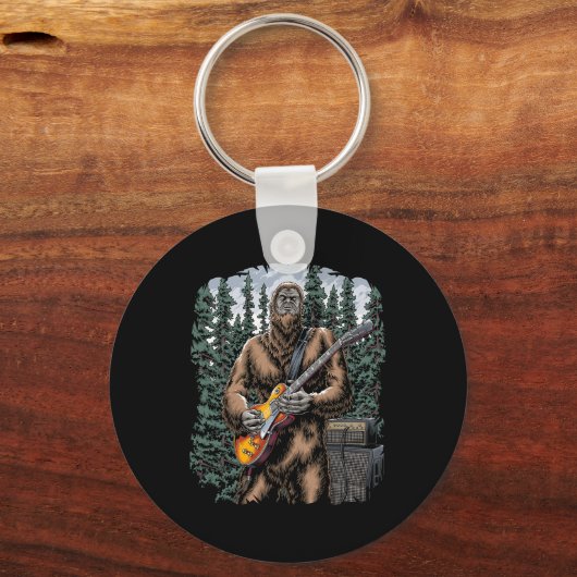 Bigfoot Rockin mit seiner Gitarre draußen - Wald J Schlüsselanhänger (Rückseite)
