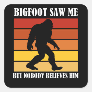Bigfoot sah mich, aber niemand glaubt ihm quadratischer aufkleber