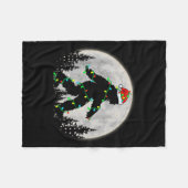 Bigfoot Santa Christmas Tree Lights Funny Xmas Sas Fleecedecke (Vorderseite (Horizontal))