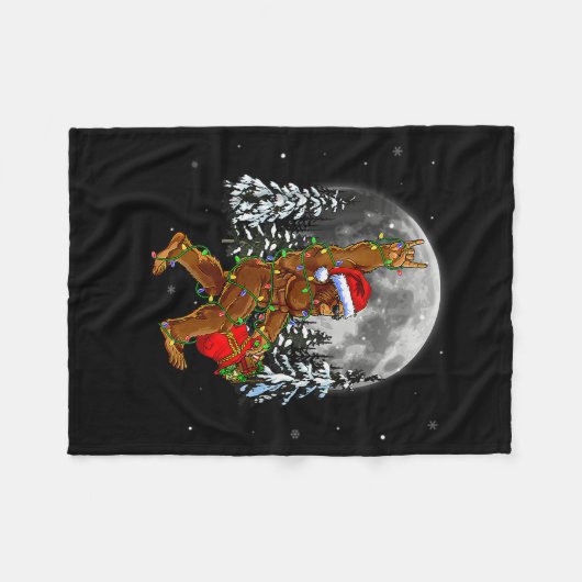 Bigfoot Santa Christmas Tree Lights Funny Xmas Sas Fleecedecke (Vorderseite (Horizontal))