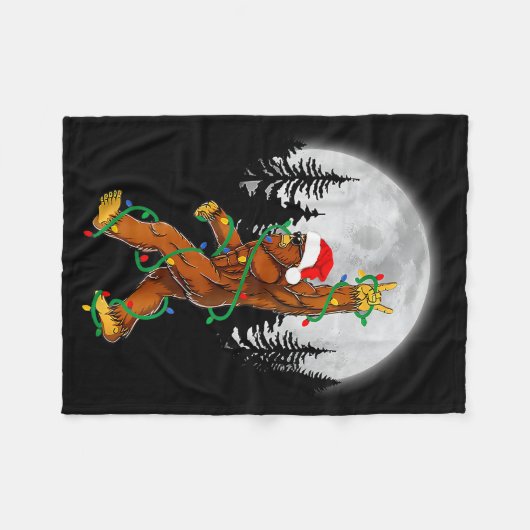 Bigfoot Santa Christmas Tree Lights Funny Xmas Sas Fleecedecke (Vorderseite (Horizontal))
