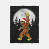 Bigfoot Santa Christmas Tree Lights Funny Xmas Sas Fleecedecke (Vorderseite)