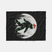 Bigfoot Santa Christmas Tree Lights Funny Xmas Sas Fleecedecke (Vorderseite (Horizontal))