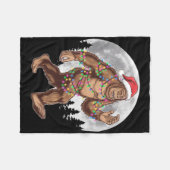 Bigfoot Santa Christmas Tree Lights Xmas Sasquatch Fleecedecke (Vorderseite (Horizontal))