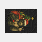 Bigfoot Santa Christmas Tree Rock On Funny Xmas Sa Fleecedecke (Vorderseite (Horizontal))